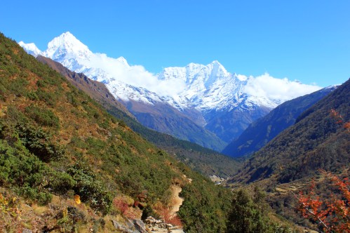 Thamserku dominating the far horizon.